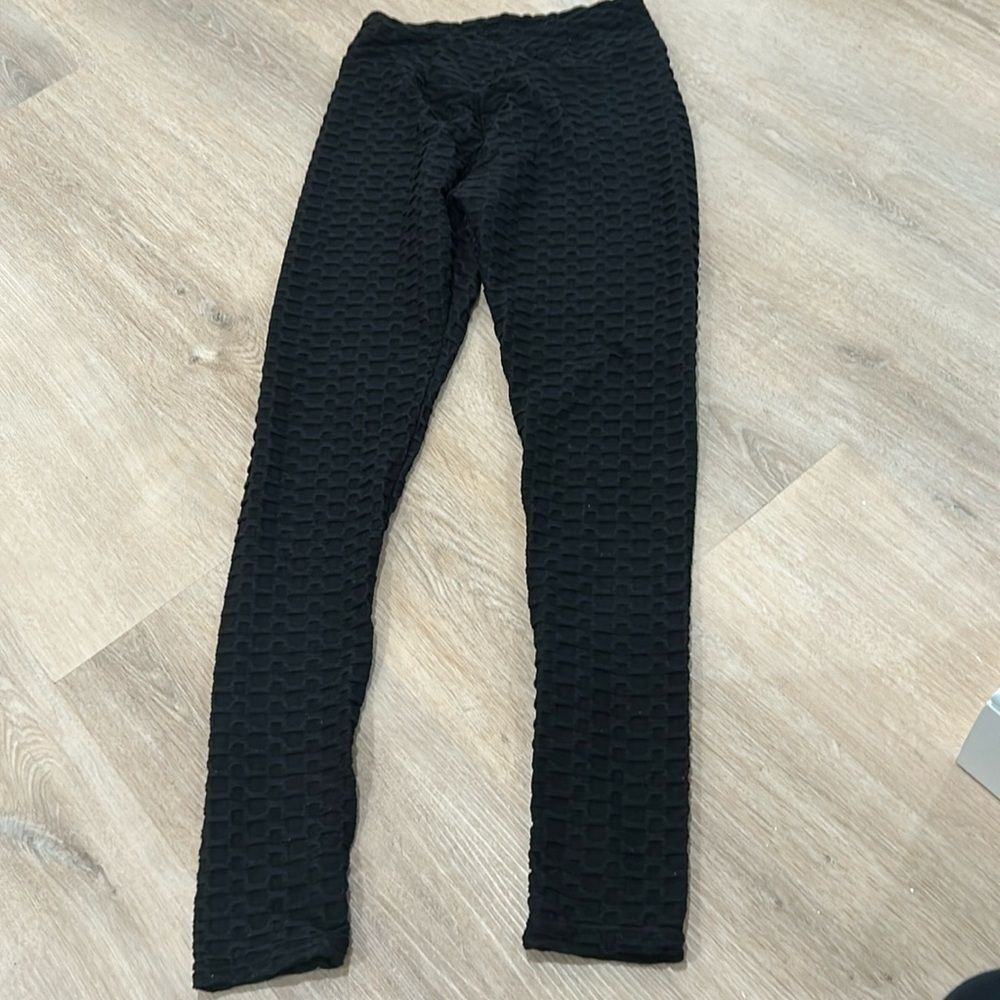TikTok viral honeycomb scrunch butt leggings - size medium - black
